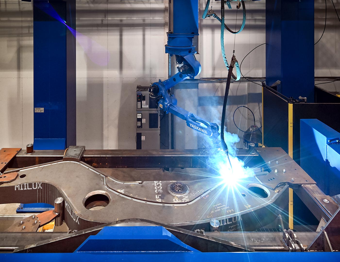HitsausrobottiYaskawapuomi Uudella Yaskawa-robottihitsaussolulla voidaan hitsata jopa yli viiden metrin mittaisia ja seitsemän tonnisia kappaleita.